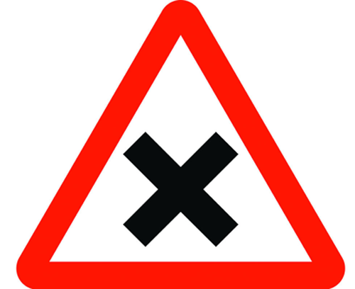 Señal vertical de advertencia de peligro en intersección con prioridad de la derecha