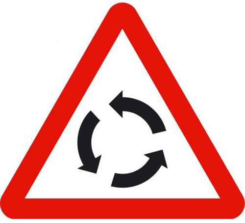 Señal vertical de advertencia de peligro en intersección con circulación giratoria