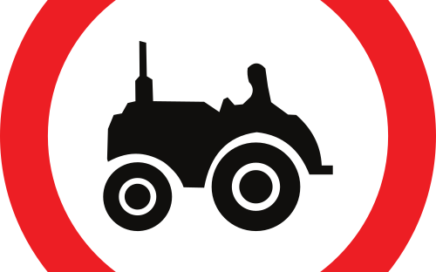 Señal vertical reglamentaria de entrada prohibida a vehículos agrícolas de motor