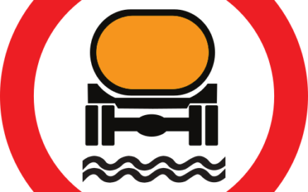 Señal vertical reglamentaria de entrada prohibida a vehículos que transporten productos contaminantes del agua