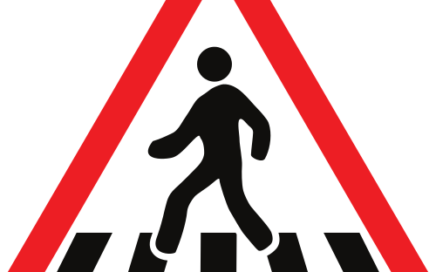 Señal vertical de advertencia de peligro por la proximidad de peatones