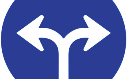 Señal vertical reglamentaria de obligación de únicas direcciones y sentidos permitidos hacia la derecha e izquierda
