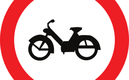 Señal vertical reglamentaria de entrada prohibida a ciclomotores