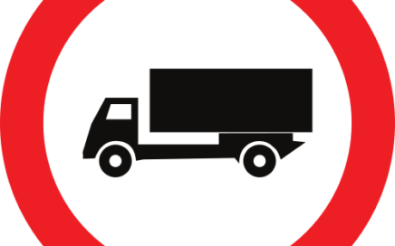 Señal vertical reglamentaria de entrada prohibida a vehículos destinados al transporte de mercancías